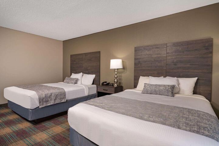 1 Queen Bed (5 of 16)