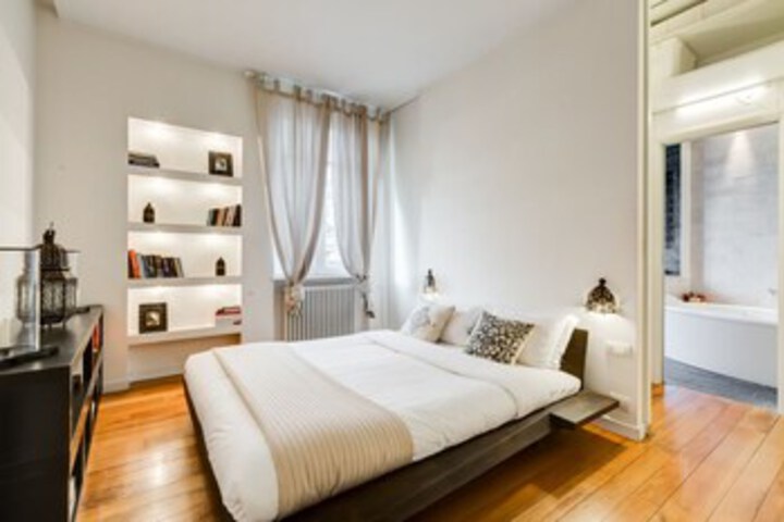 Room 11 of 32