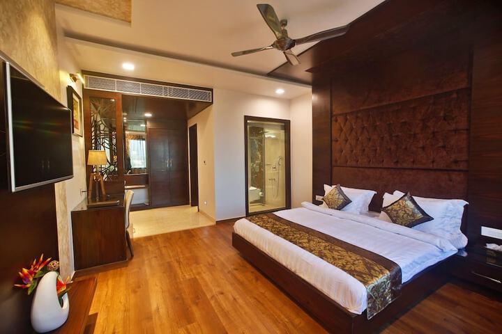 Room 4 of 25