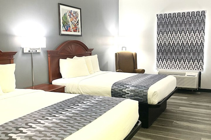 2 Queen Beds (2 of 5)