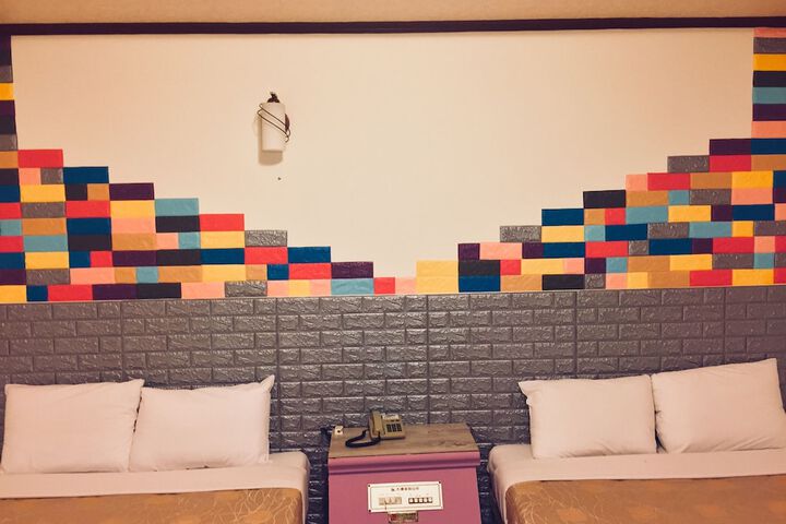 Room 16 of 28
