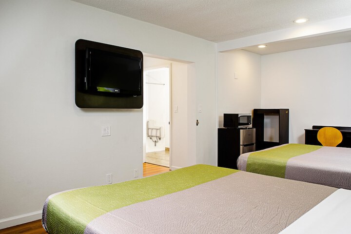 1 Queen Bed (15 of 19)