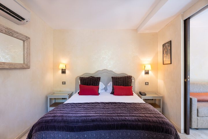 Room 4 of 20