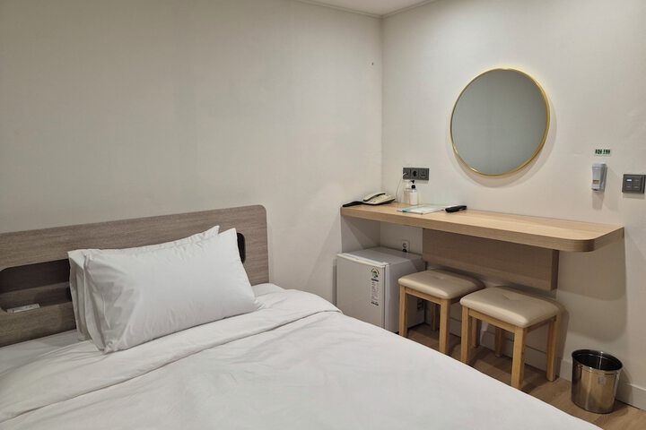 Room 10 of 31