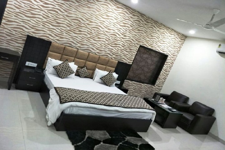 Room 17 of 24