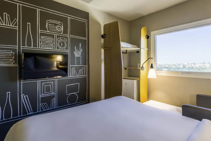 Room 17 of 33