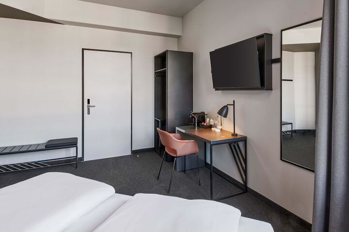 Room 2 of 28