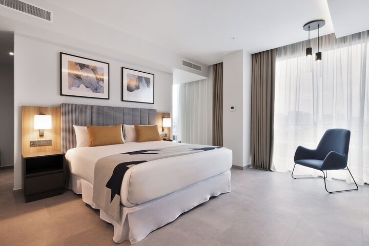 Room 33 of 106