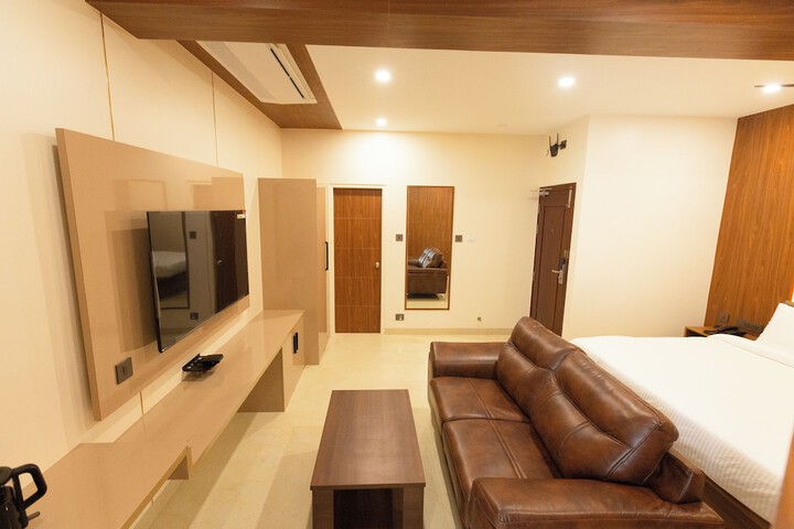 Room 4 of 12