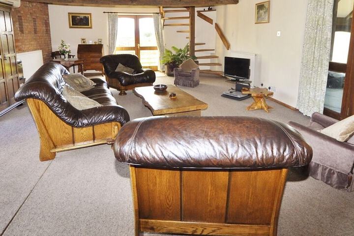 Lounge 21 of 22