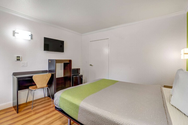 Room 9 of 27