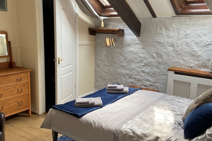 Room 5 of 17