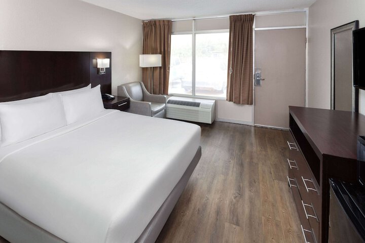 1 King Bed (5 of 12)