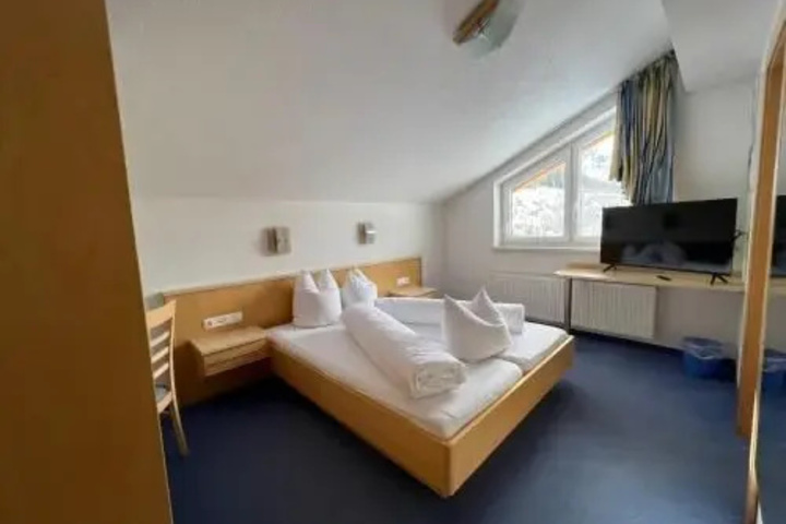 Room 4 of 15