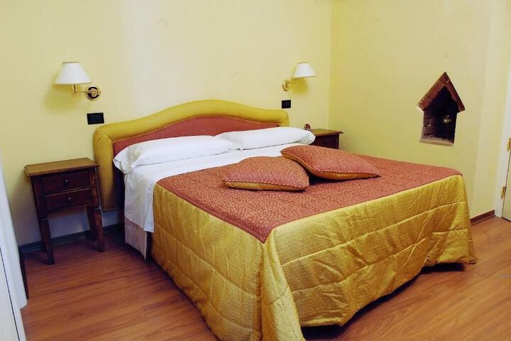 Room 20 of 102