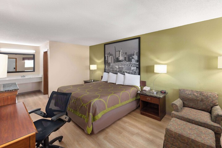 1 King Bed (4 of 8)