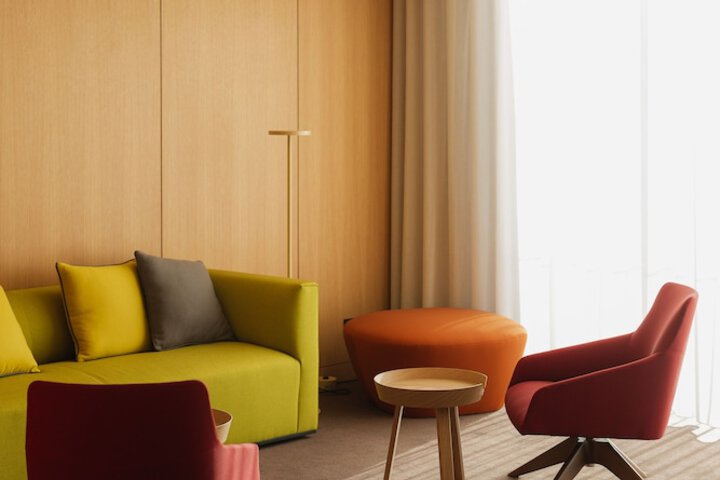 Lounge 63 of 75