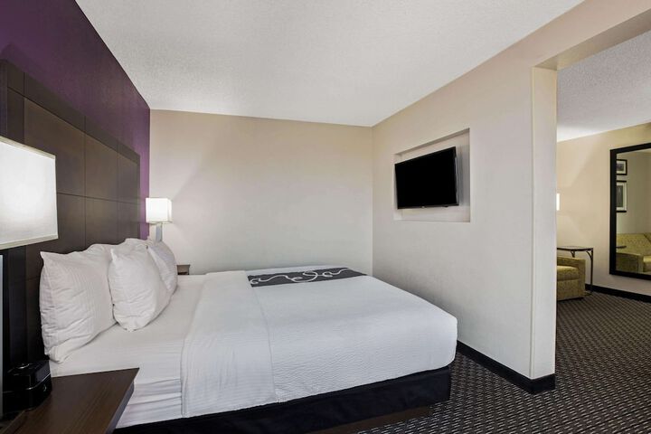 1 King Bed Deluxe (2 of 7)