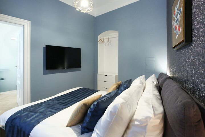 Room 6 of 33