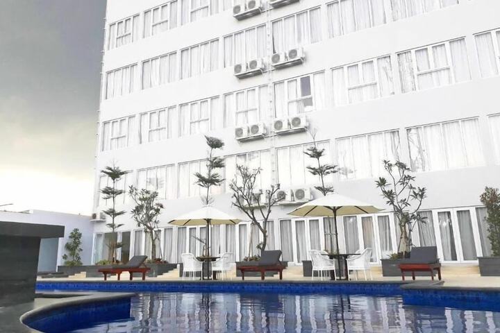 Hotel Pool