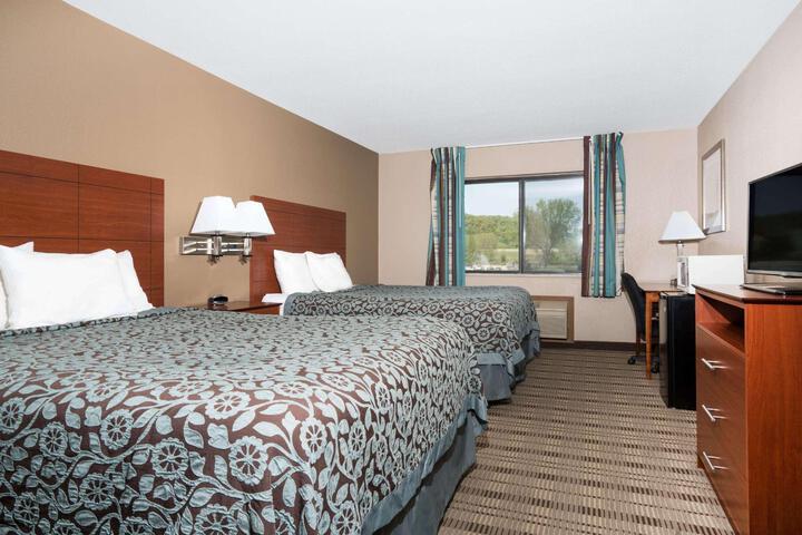 1 Queen Bed Accessible (18 of 19)