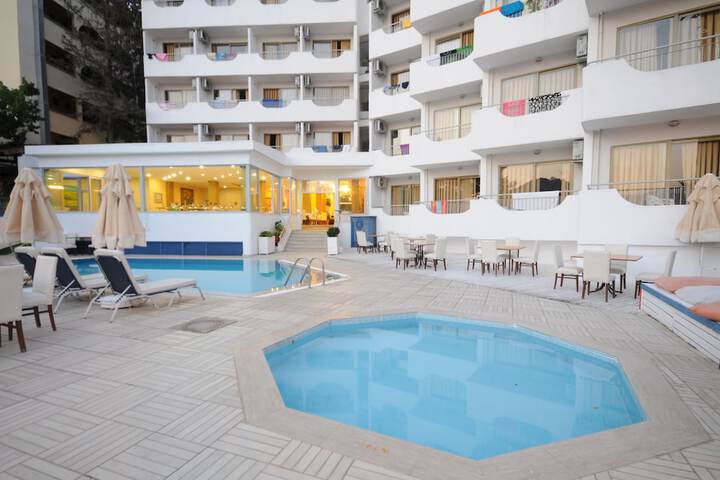 Hotel Pool