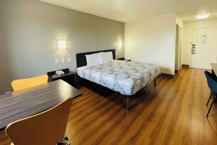 1 King Bed Micfridge (7 of 8)