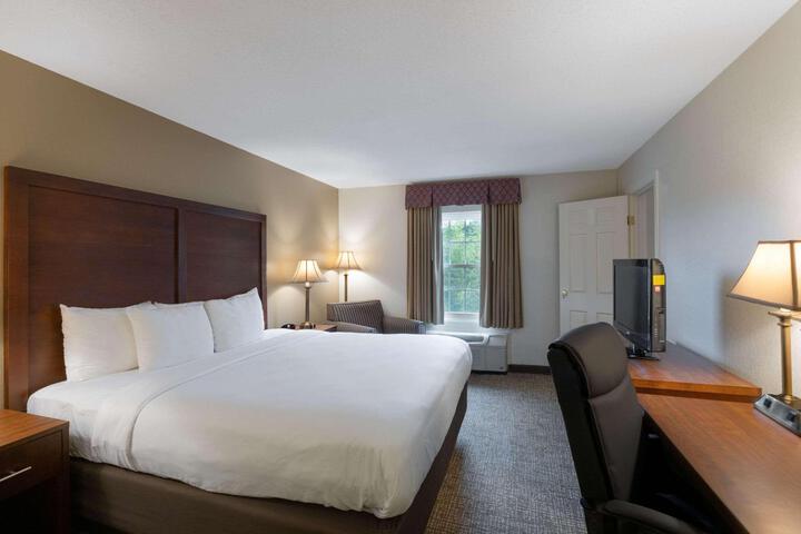 1 King Bed (3 of 3)