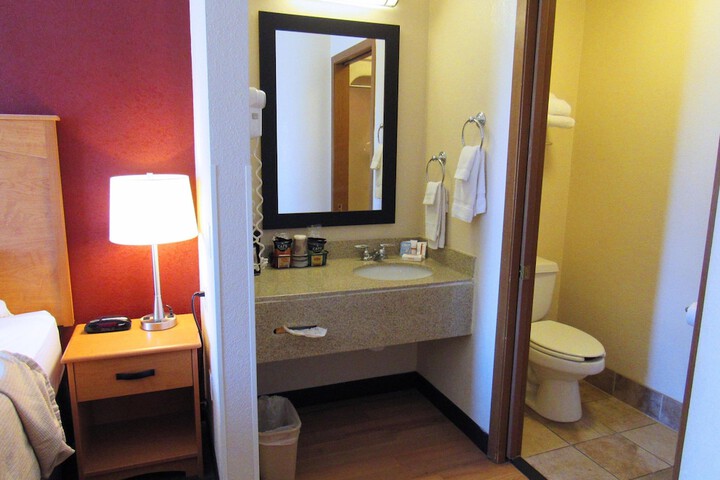 Deluxe Queen Bed (5 of 14)
