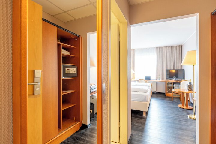 Room 25 of 90