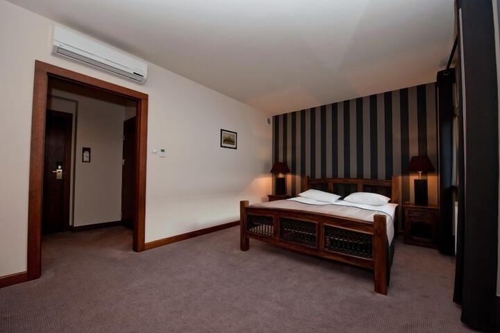 Room 9 of 65