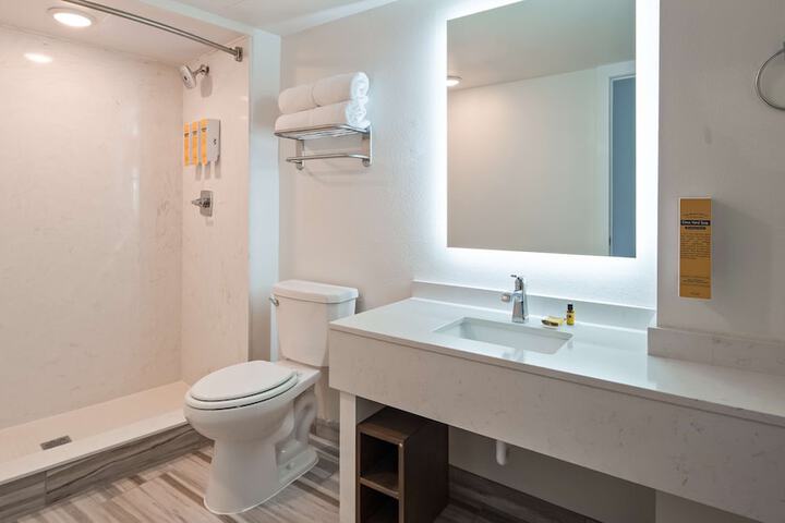 1 King Bed Exercise Bike Microwave, Refrigerator Walk in Shower Full Breakfast (13 of 30)