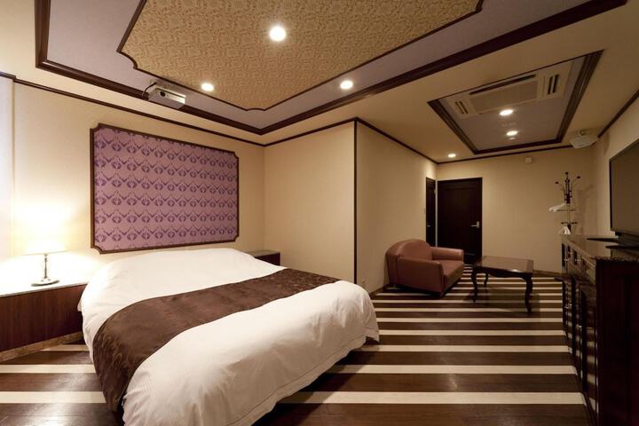 Room 11 of 28