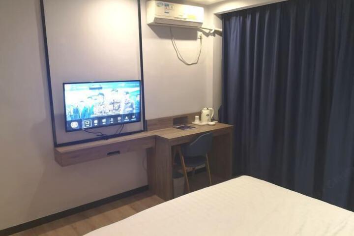 Room 6 of 8