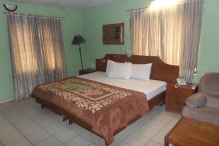 Room 6 of 33
