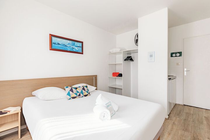 Room 10 of 28