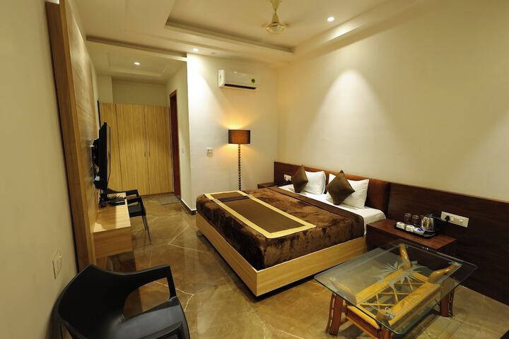 Room 32 of 54