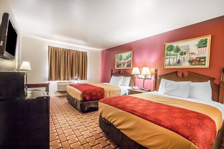 1 Queen Bed (10 of 11)