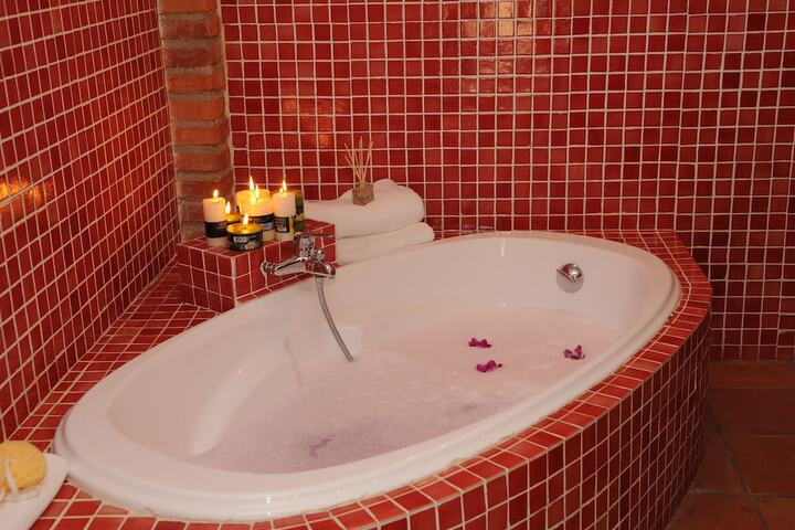 Deep soaking bathtub