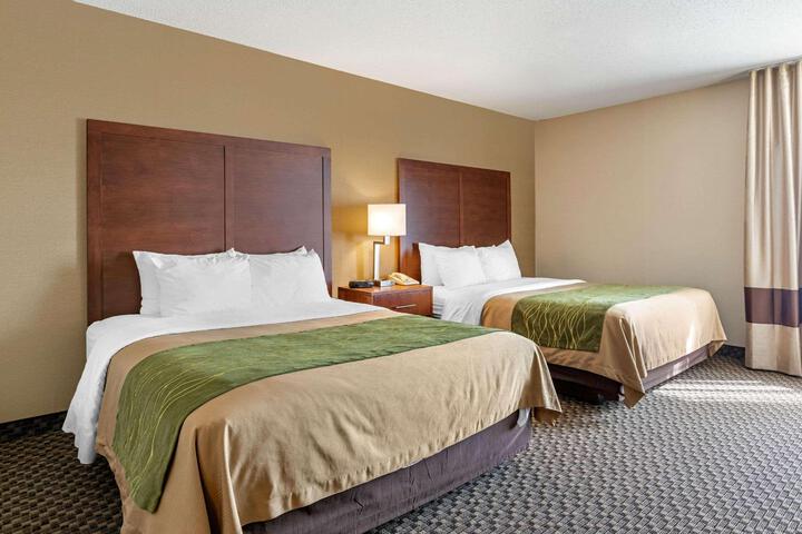 2 Queen Beds (7 of 8)