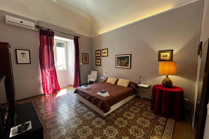 Room 5 of 12