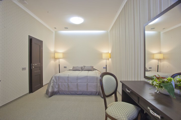 Room 8 of 82