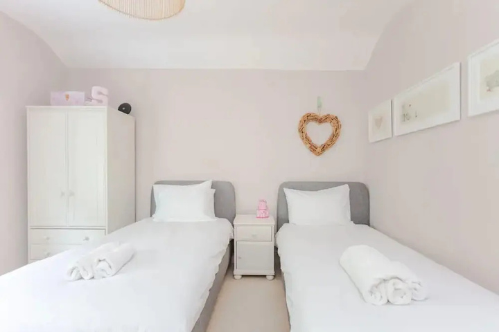 Room 5 of 15