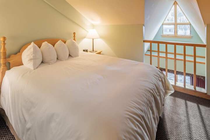 1 Queen Bed (10 of 17)