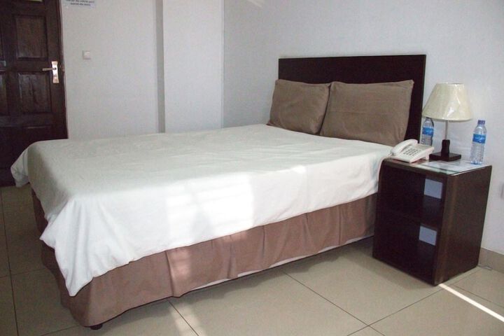 Room 6 of 9