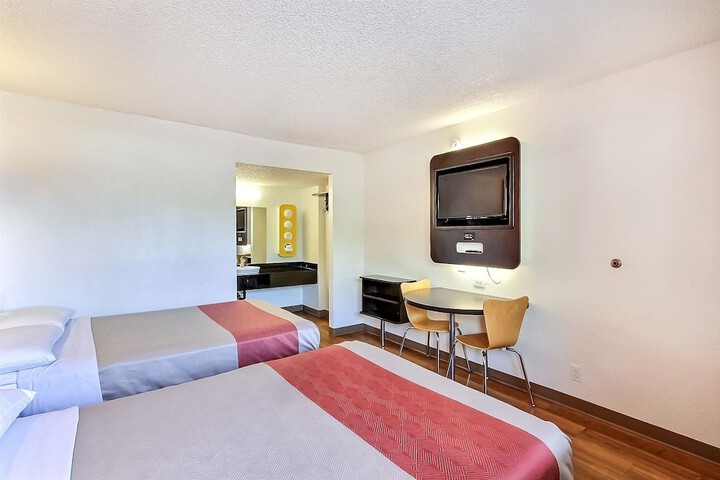 2 Double Beds (9 of 10)