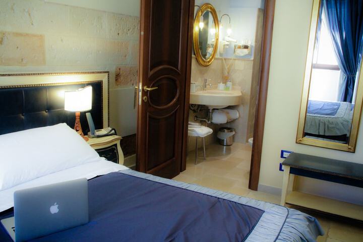 Room 10 of 107