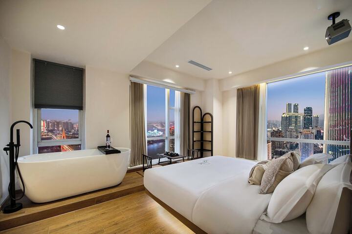 Room 33 of 112