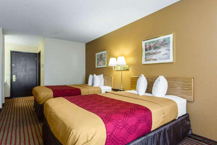 2 Double Beds (6 of 10)