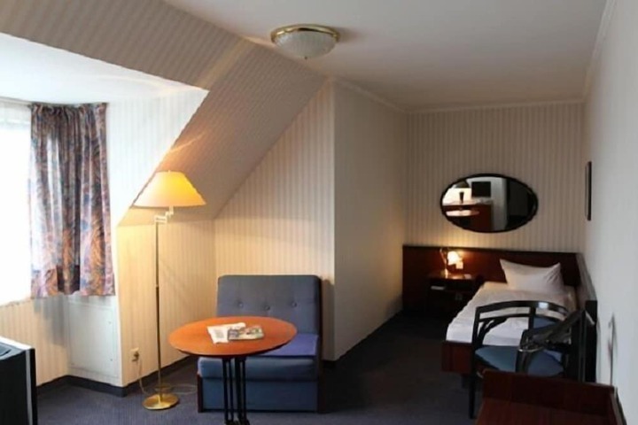 Room 3 of 16